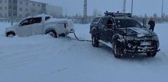 Ardahan'da kar nedeniyle yolda mahsur kalan 8 aracı gönüllüler kurtardı