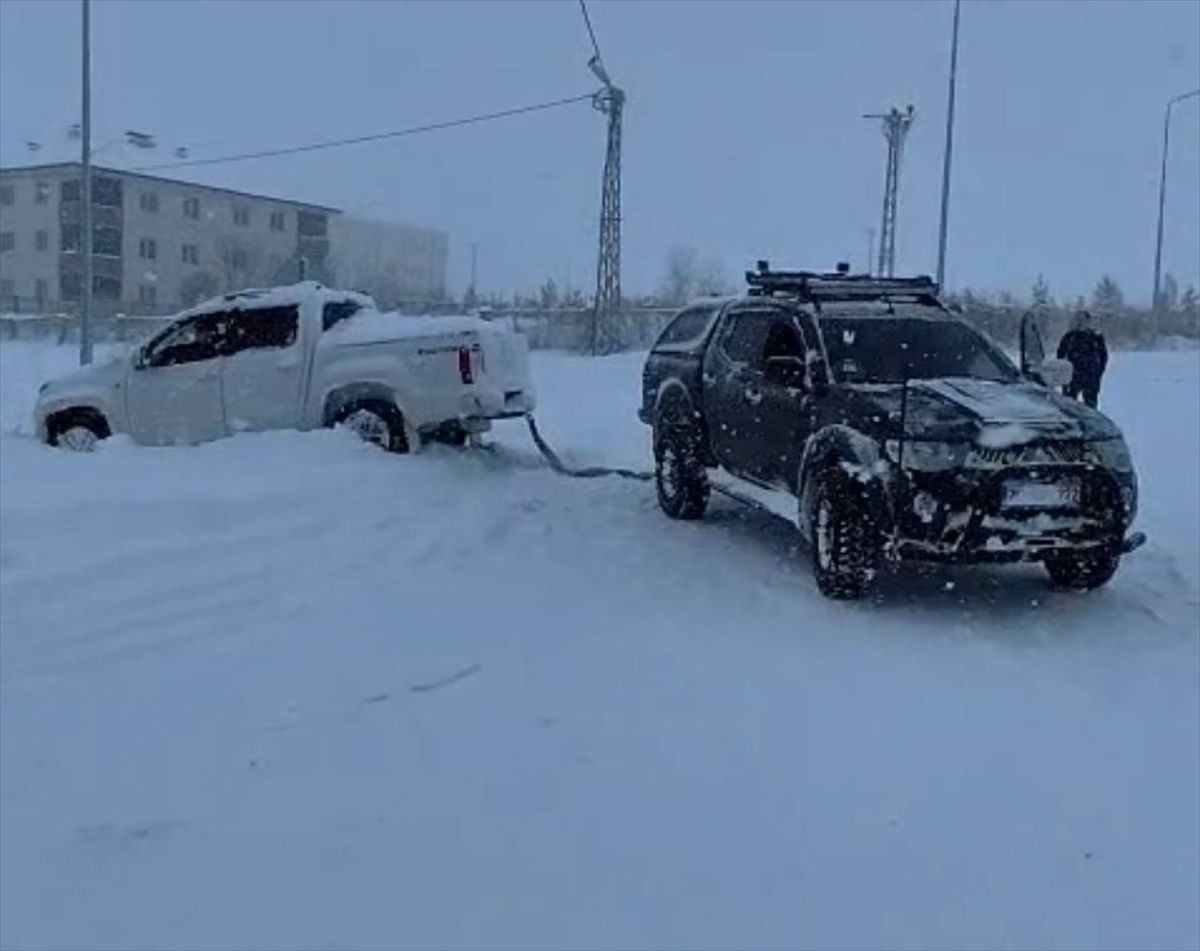 Ardahan'da kar nedeniyle yolda mahsur kalan 8 aracı gönüllüler kurtardı