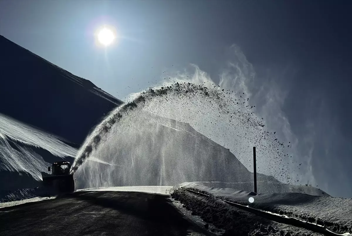 Ardahan'da karla mücadele çalışmaları sürüyor