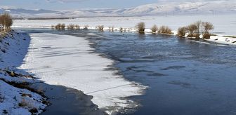 Ardahan'da Kura Nehri'nin yüzeyindeki buzlar çözülüyor