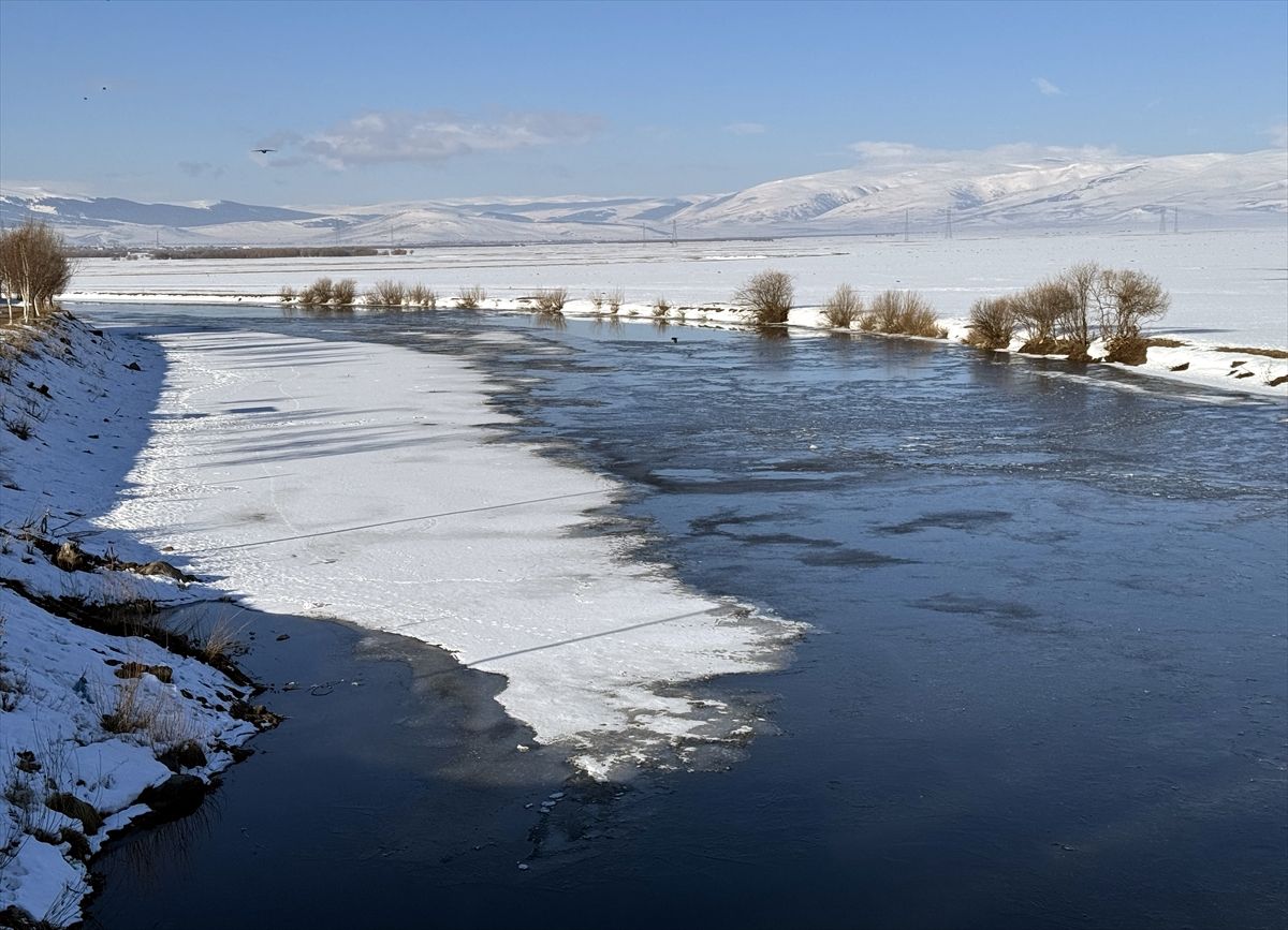 Ardahan'da Kura Nehri'nin yüzeyindeki buzlar çözülüyor