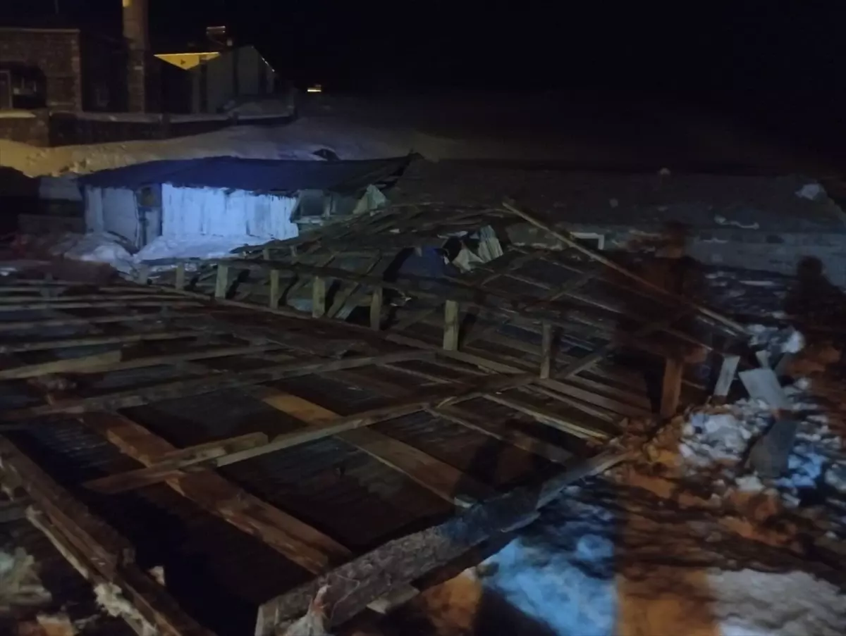 Ardahan'da şiddetli rüzgar nedeniyle çatılar zarar gördü