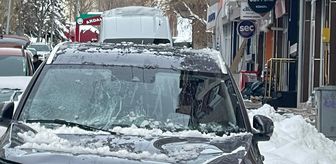 Ardahan'da üzerine kar ve buz kütlesi düşen otomobilde hasar oluştu