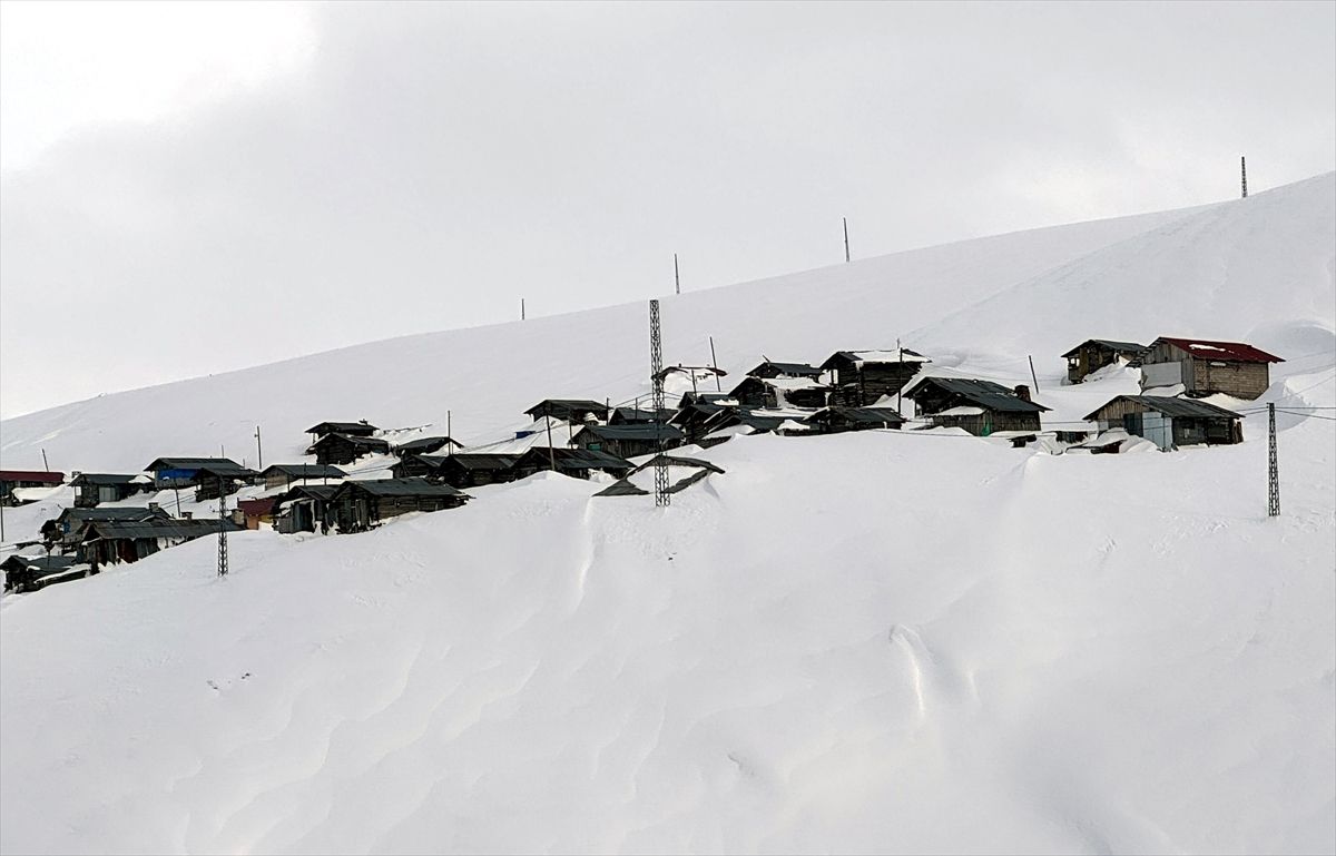 Ardahan ile Artvin arasındaki yaylalar karla beyaza büründü
