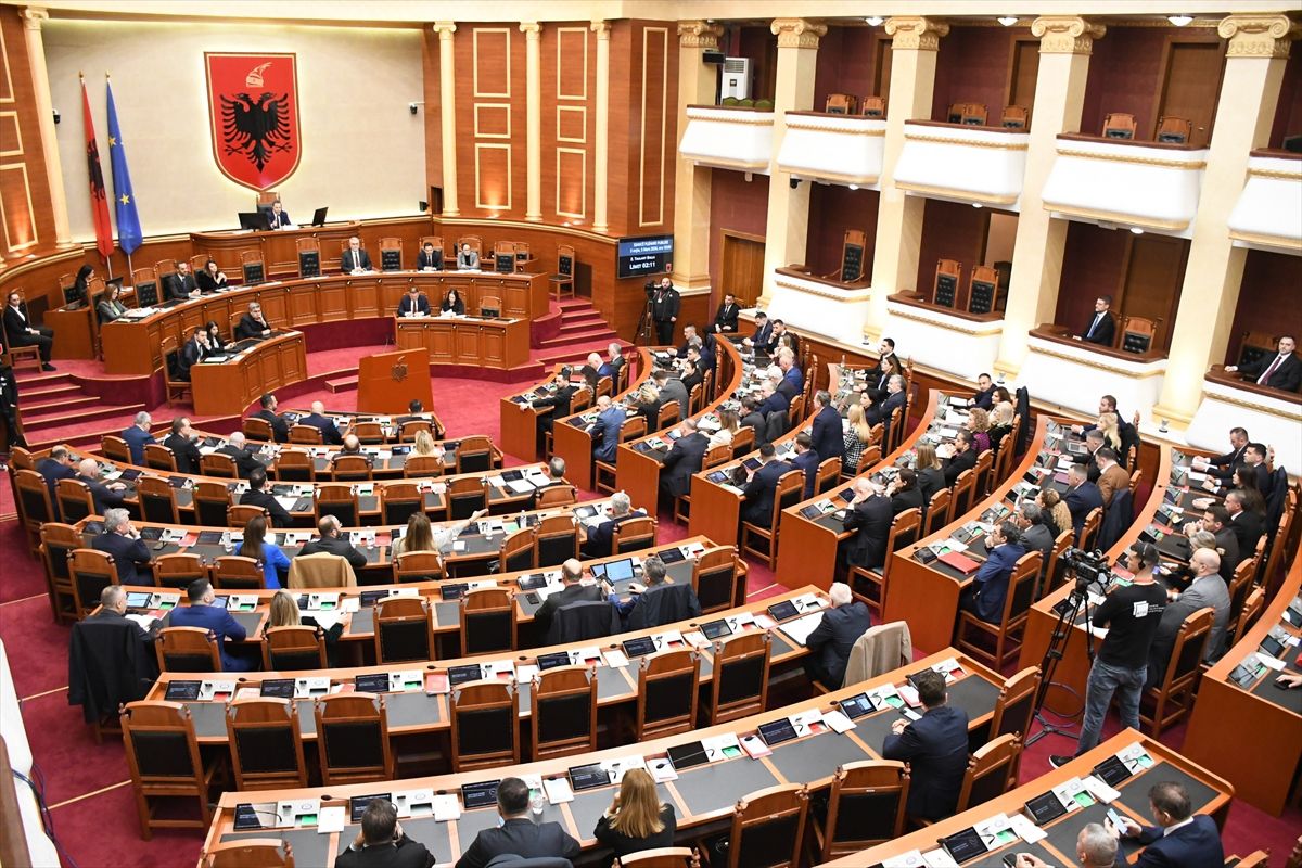 Arnavutluk Meclisi kabine değişikliklerini onayladı