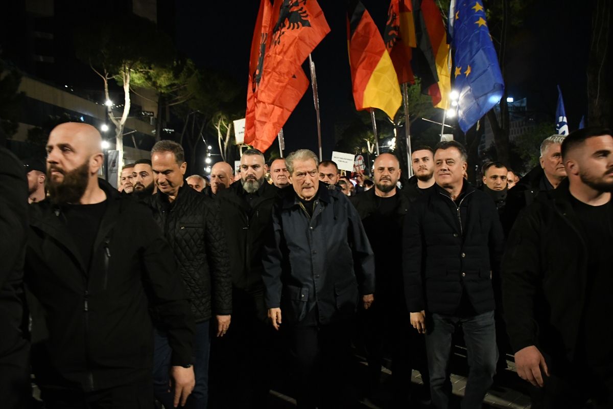 Arnavutluk'ta muhalefetin çağrısıyla toplanan göstericiler hükümetin istifasını istedi