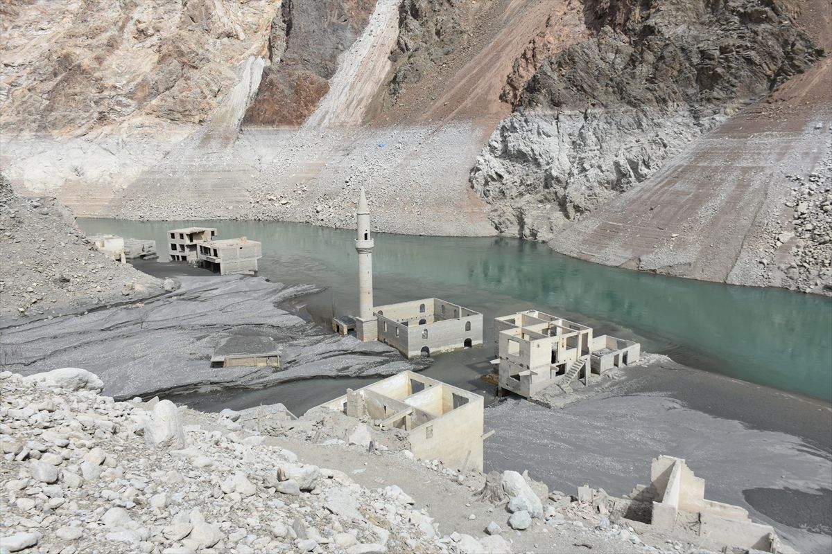 Artvin'de baraj altında kalan köy su seviyesi düşünce yeniden ortaya çıktı