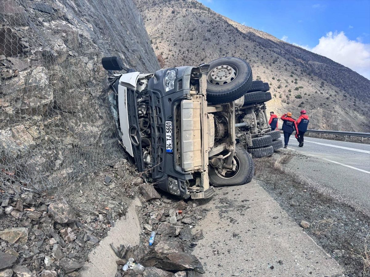 Artvin'de beton mikserinin devrildiği kazada sürücü yaralandı
