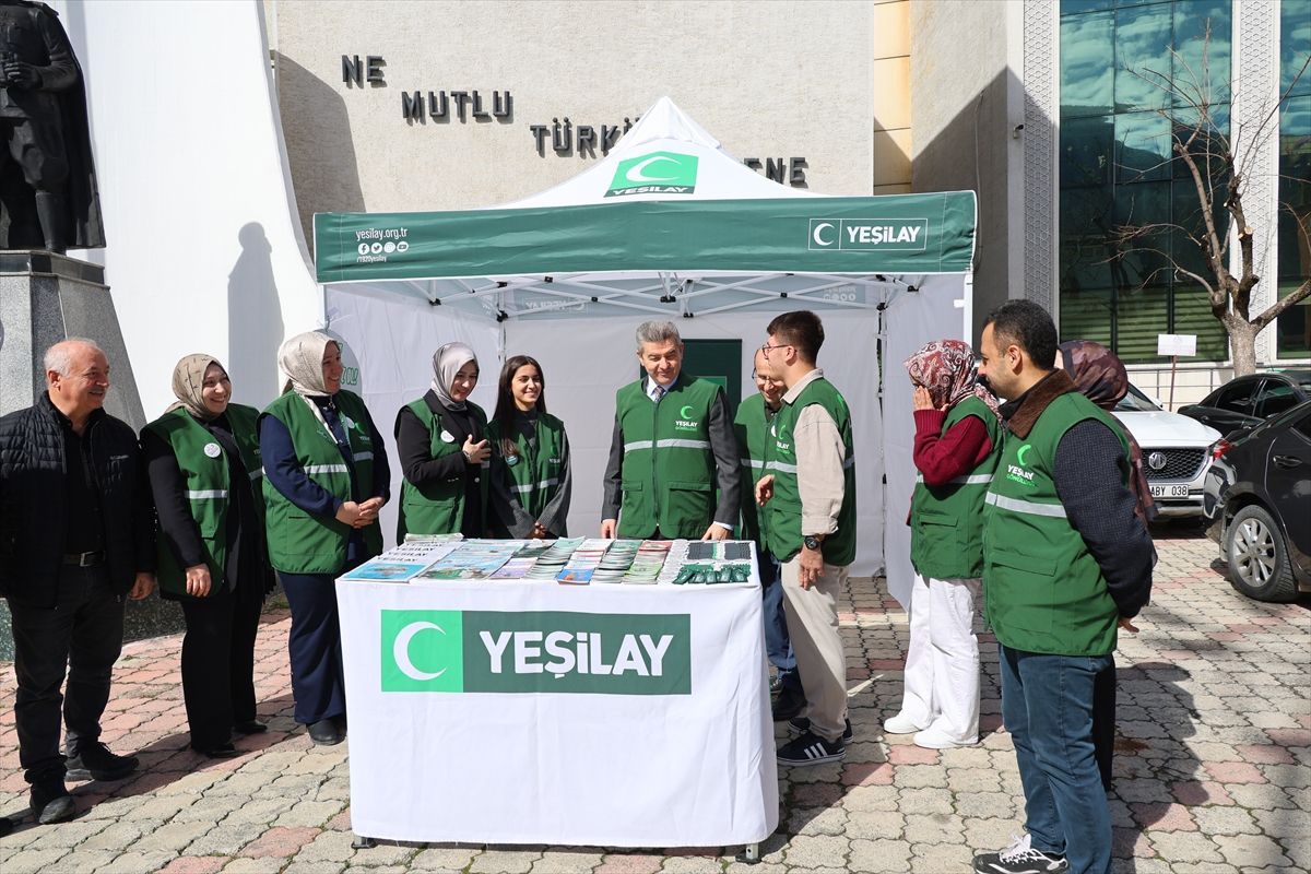 Artvin'de Yeşilay gönüllüleri vatandaşları bilgilendirdi