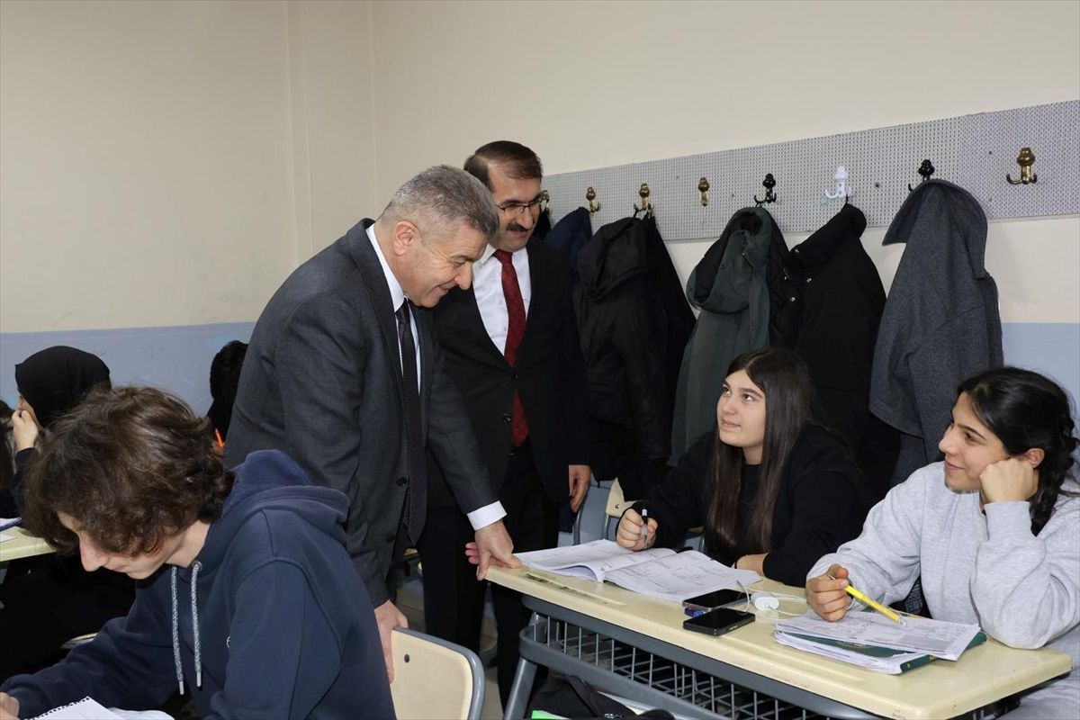 Artvin Valisi Ergün, lise öğrencileriyle iftarda buluştu