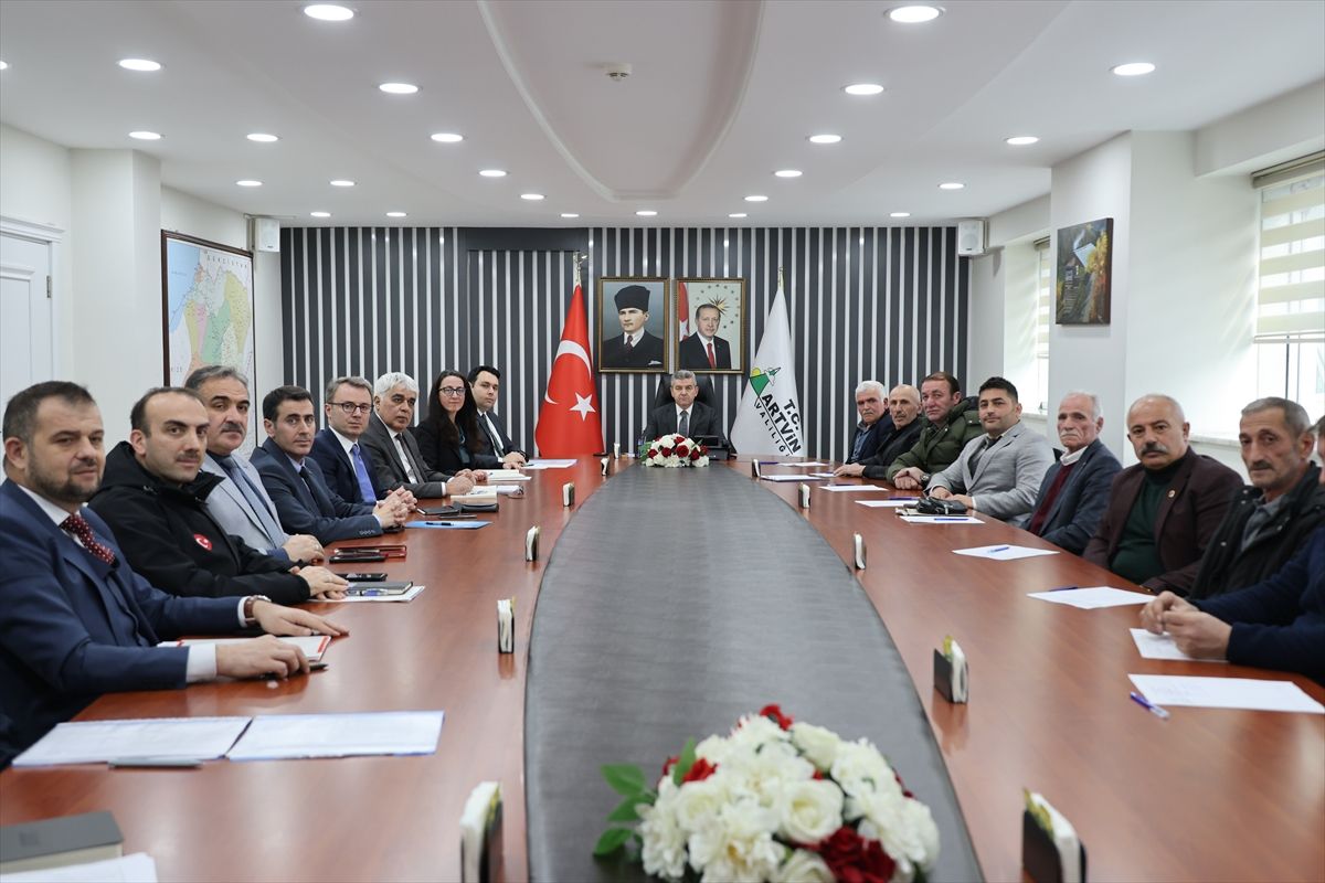 Artvin Valisi Ergün, muhtarlarla bir araya geldi
