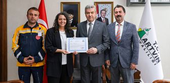 Artvin Valisi Ergün, yılın sağlık çalışanlarını başarı belgesi ile ödüllendirdi