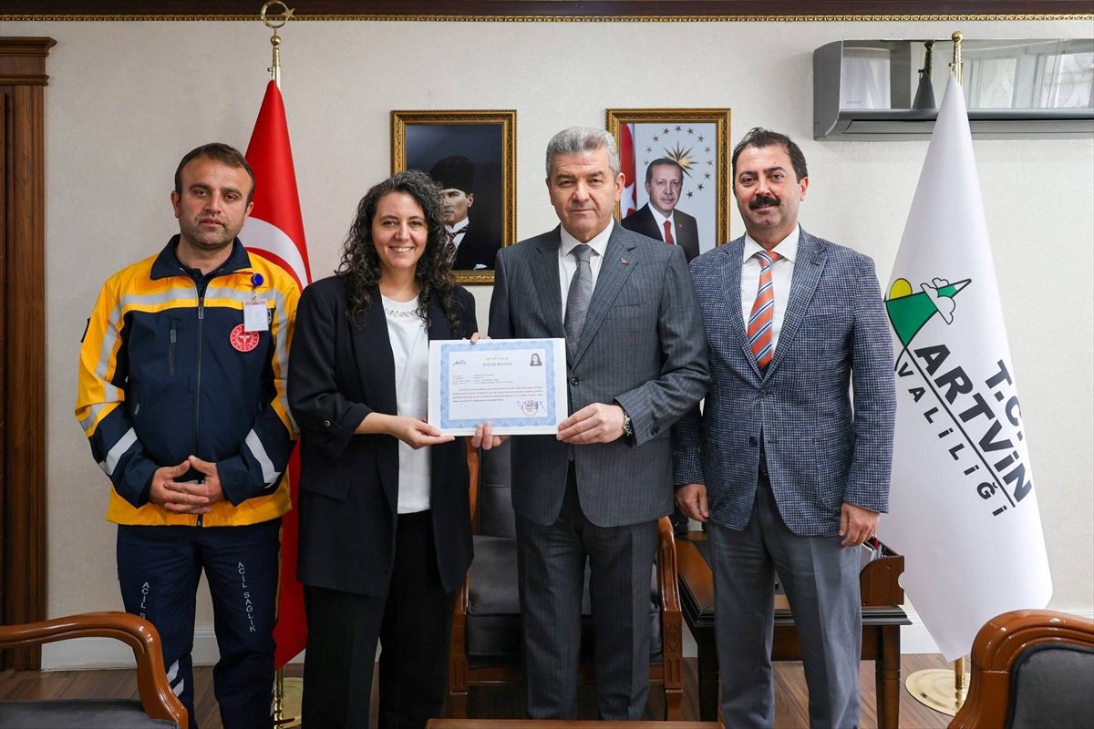 Artvin Valisi Ergün, yılın sağlık çalışanlarını başarı belgesi ile ödüllendirdi