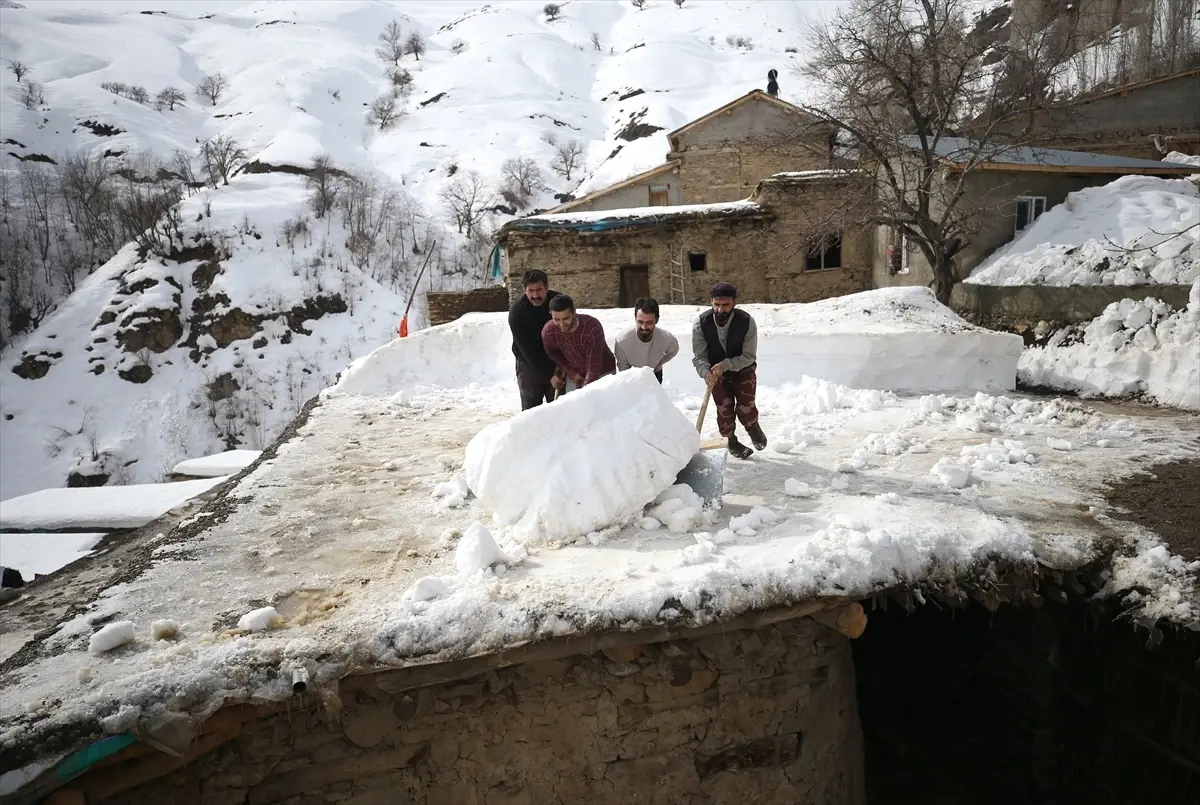 Asırlık taş evlerin damında biriken kar imece usulüyle temizleniyor
