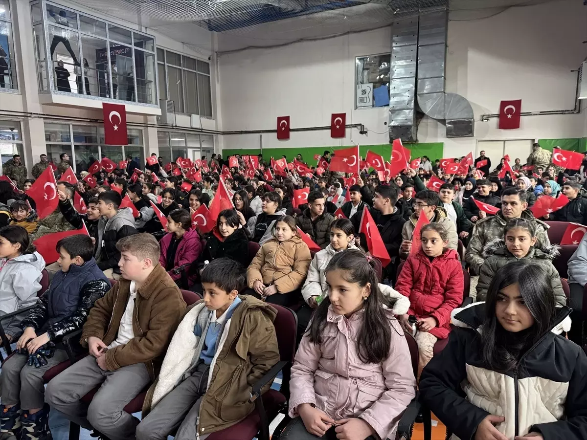 Askeri bando takımı Yüksekova'da konser verdi