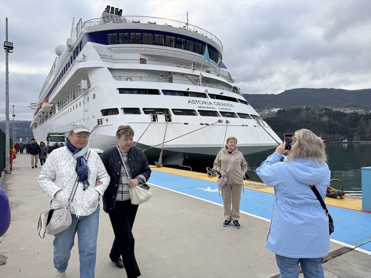 "Astoria Grande" kruvaziyeri 819 yolcusuyla Amasra'ya geldi