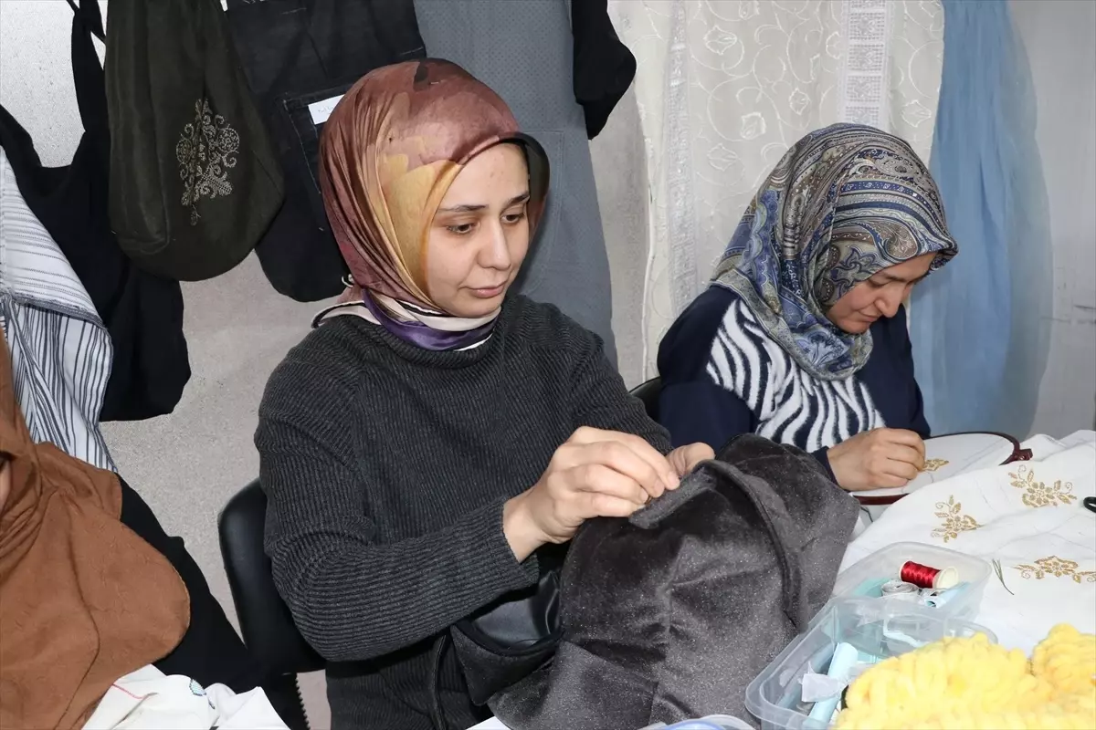 Atık tekstil ürünleri gönüllü kadınların elinde giyim eşyasına ve aksesuara dönüşüyor