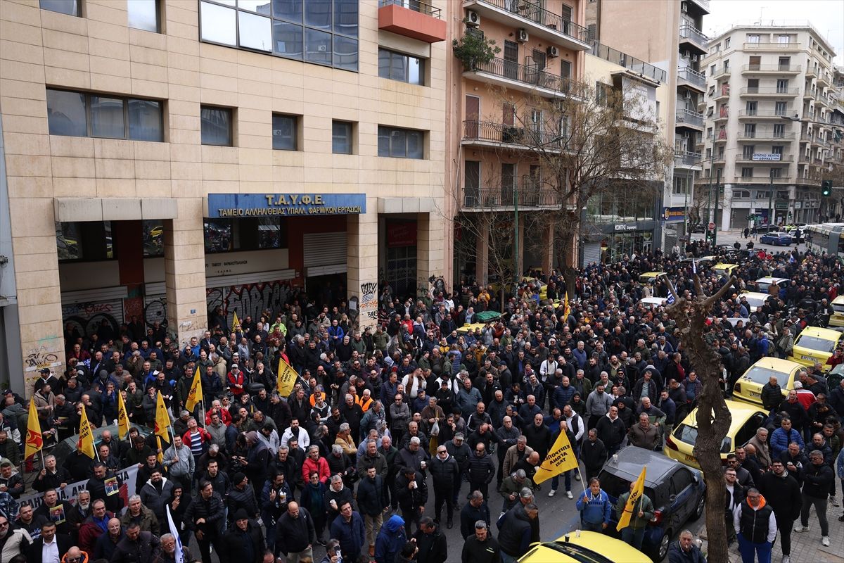 Atina'da grevdeki taksiciler Meclis binasına yürüyüş düzenledi