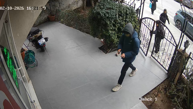 Three children in Avcılar threw a firecracker at the veterinarian; moments of the animals inside fleeing were captured on camera