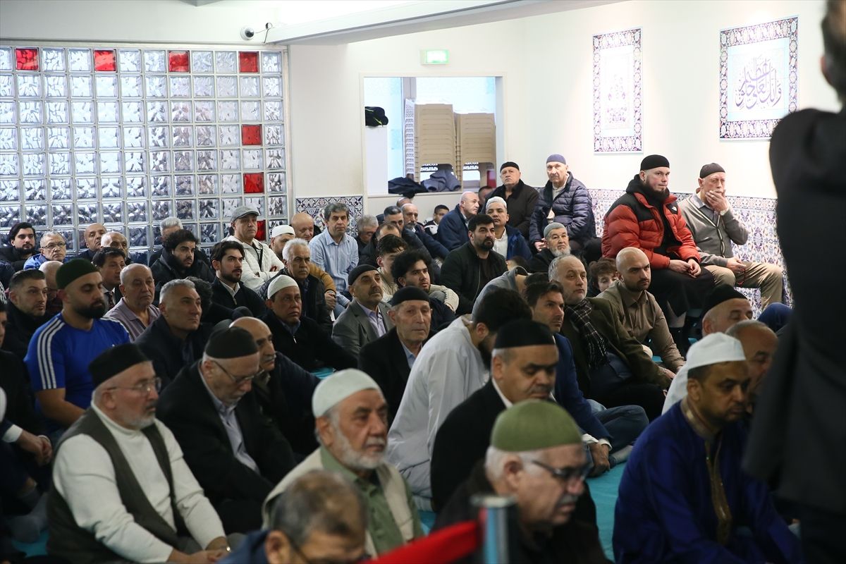 Avrupa'da Müslümanlar bayram namazında camilere akın etti