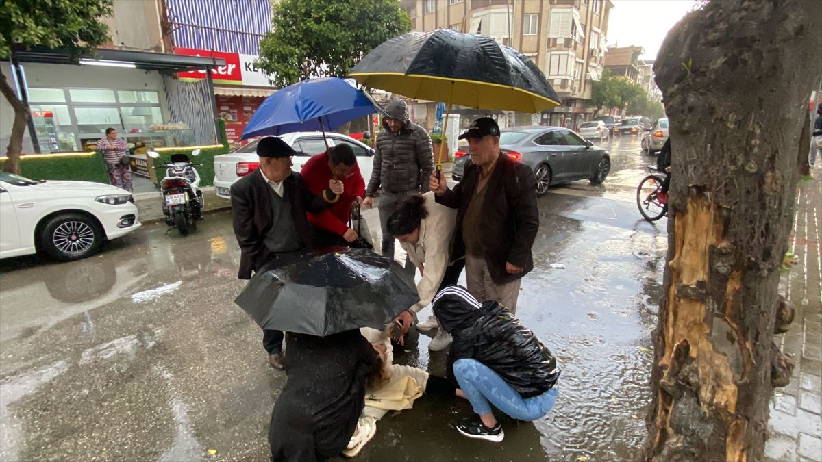 Aydın'da kazada yaralanan motosikletli kadına vatandaşlardan 'insanlık' şemsiyesi