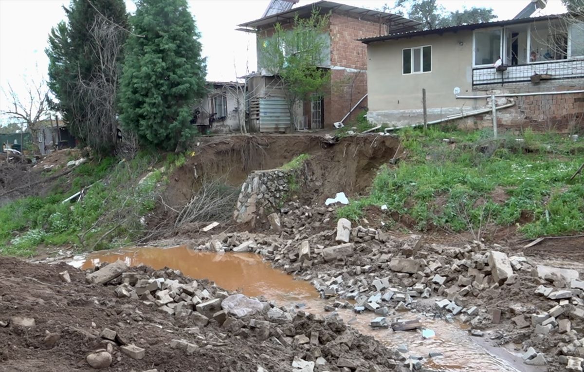 Aydın'da toprak kayması nedeniyle 3 ev tahliye edildi