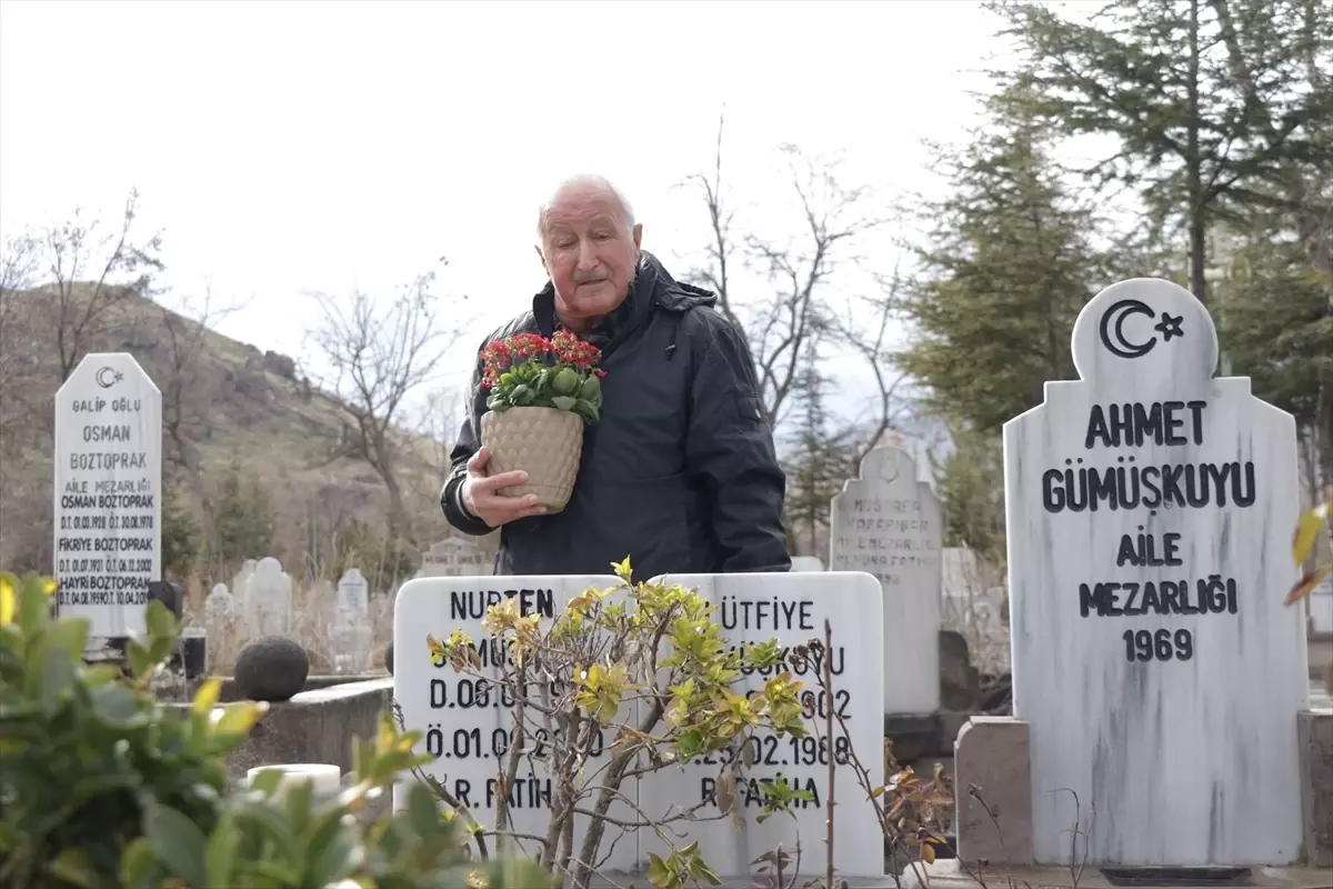 Aynı yastığa 64 yıl baş koyduğu eşinin mezarını her hafta ziyaret ediyor