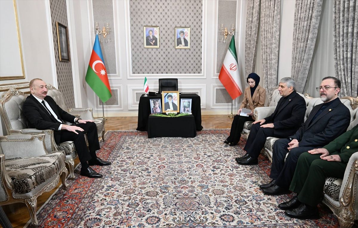 Azerbaycan Cumhurbaşkanı Aliyev, İran'ın Bakü Büyükelçiliğine taziye ziyaretinde bulundu
