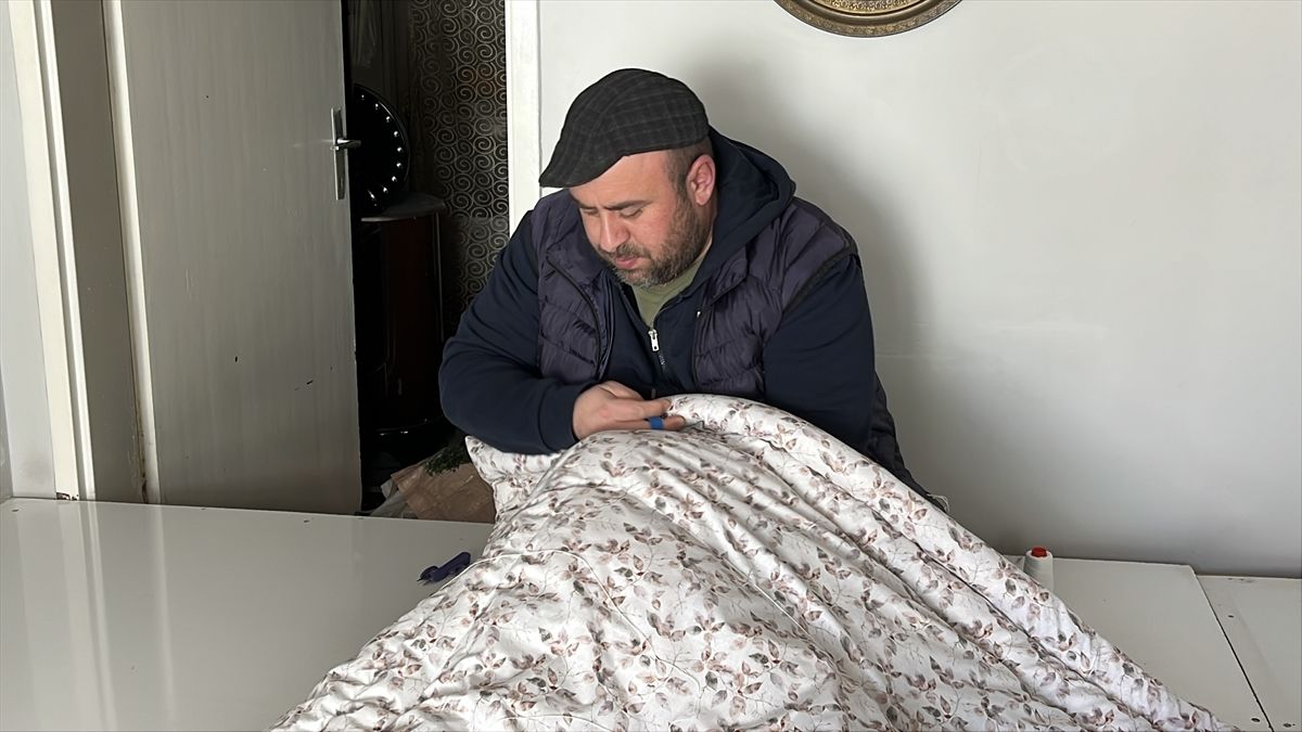 Babasından öğrendiği yorgancılık mesleğini devam ettiriyor