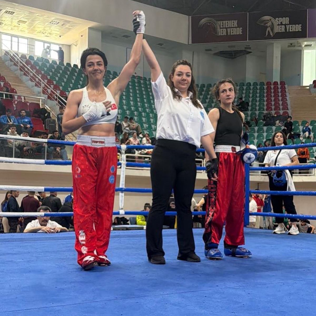 Bağcılar Belediyesi personeli Emine Arslan, Kick Boks'ta Türkiye şampiyonu oldu