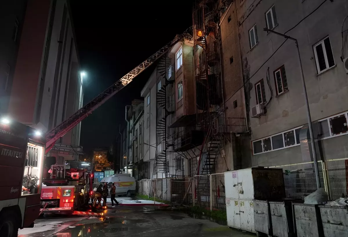 Bağcılar'da bir iş yerinde çıkan yangın söndürüldü