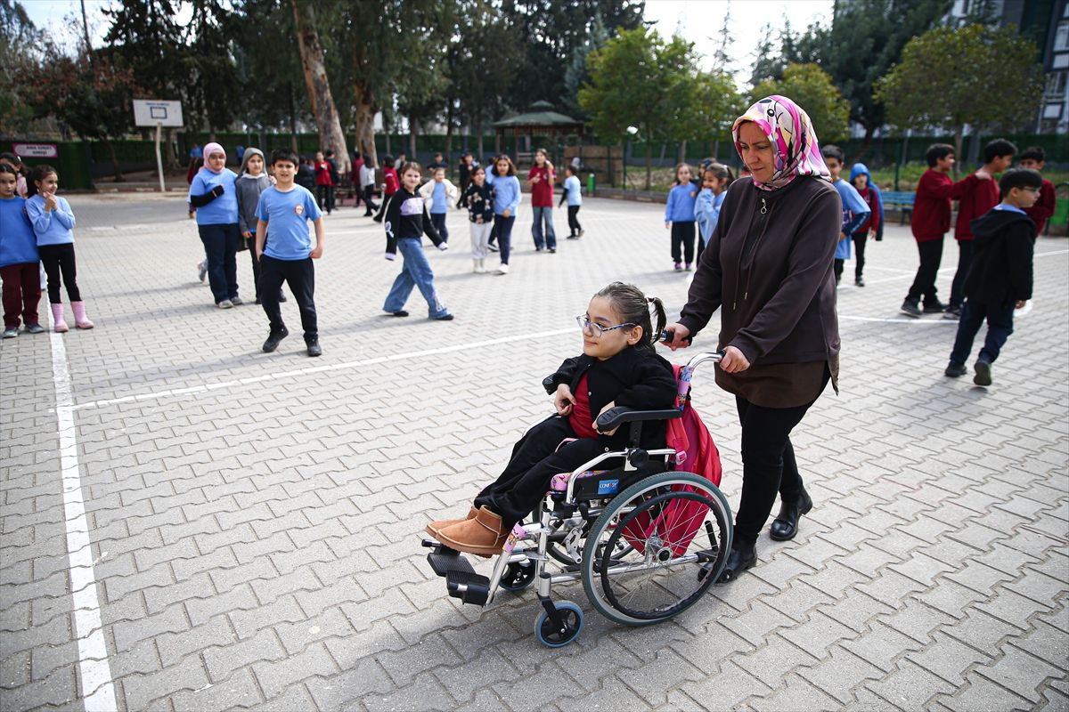 Cam kemik ve skolyoz hastası Zeynep Duru'nun hayali sahnede piyano çalmak