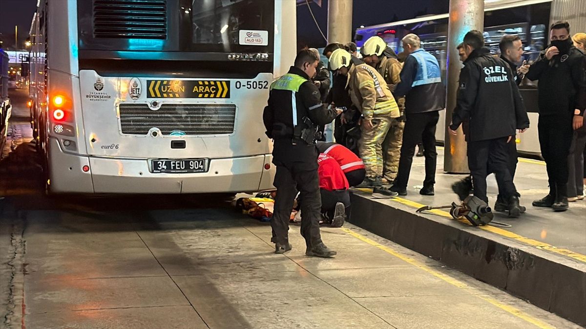 Bahçelievler'de metrobüsün, ayağını ezdiği kadın yaralandı