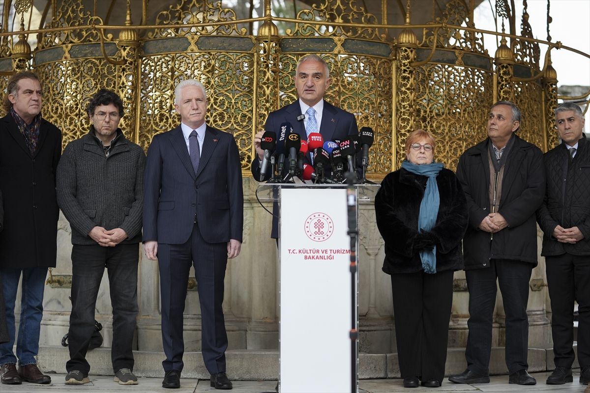 Bakan Ersoy, "Ayasofya'da süreç devam ediyor, Sultanahmet'te çalışmalar tamamlandı"