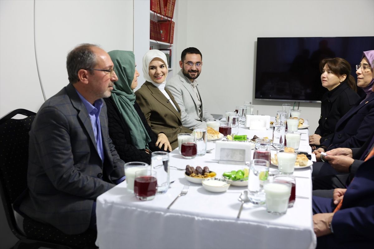 Bakan Göktaş, Şanlıurfa'da yeni evlerine kavuşan depremzede ailenin iftar sofrasına misafir oldu