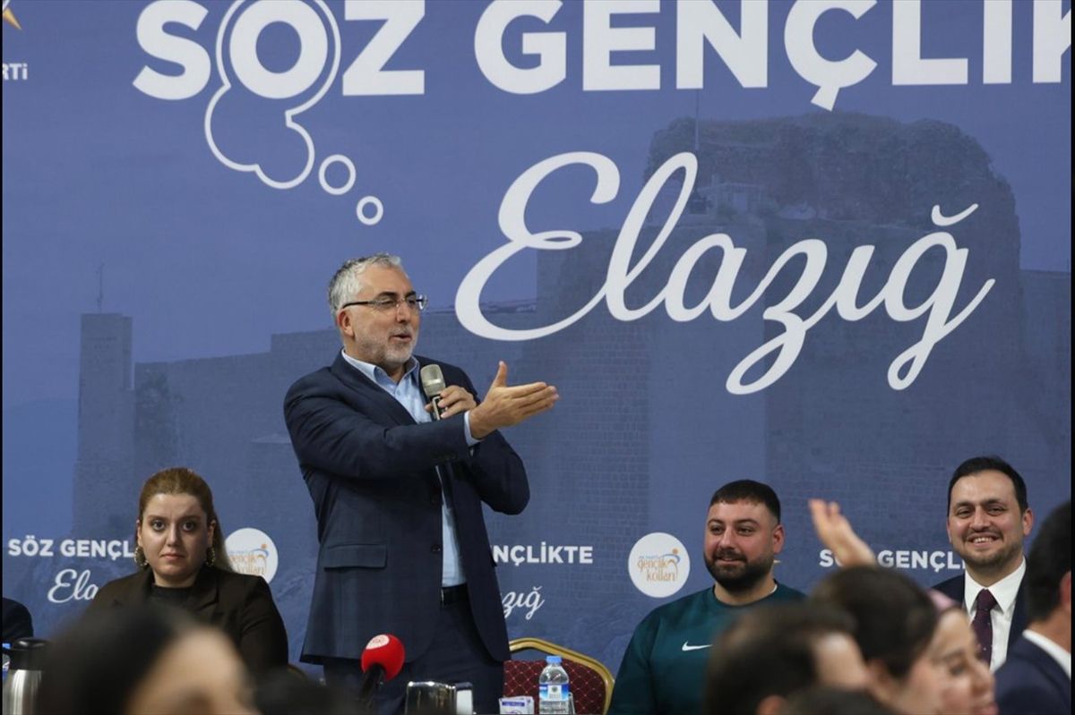 Bakan Işıkhan, Elazığ'da gençlerle sahurda bir araya geldi