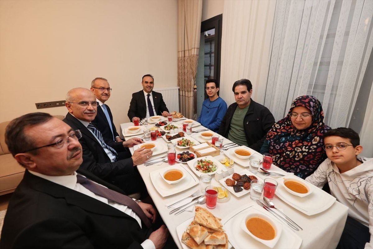 Bakan Kacır Malatya'da depremzede ailenin iftar sofrasına konuk oldu