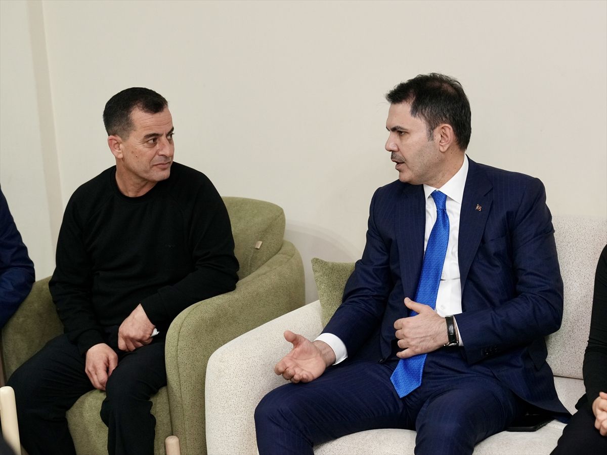Bakan Kurum, Gaziantep'te depremzede ailenin yeni evine misafir oldu