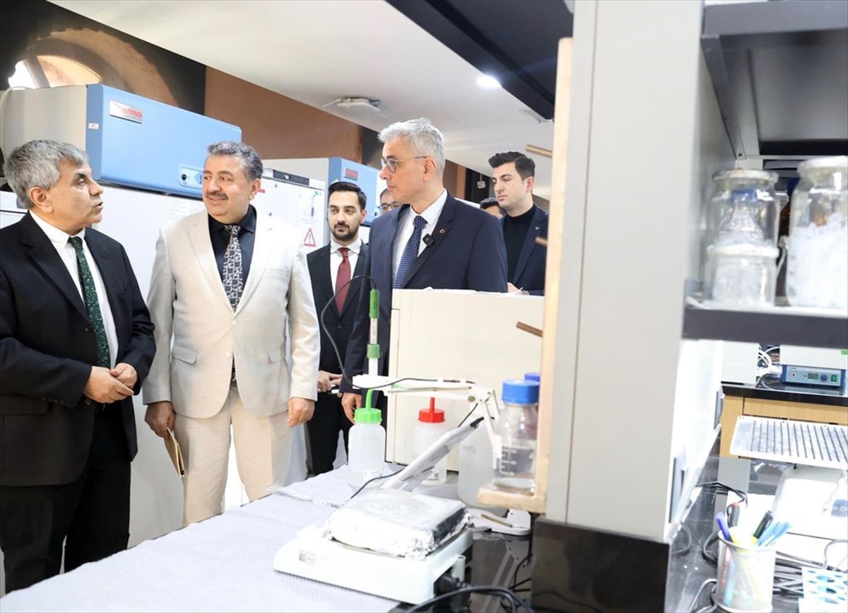 Bakan Memişoğlu, Beykoz Yaşam Bilimleri ve Biyoteknoloji Enstitüsünü ziyaret etti