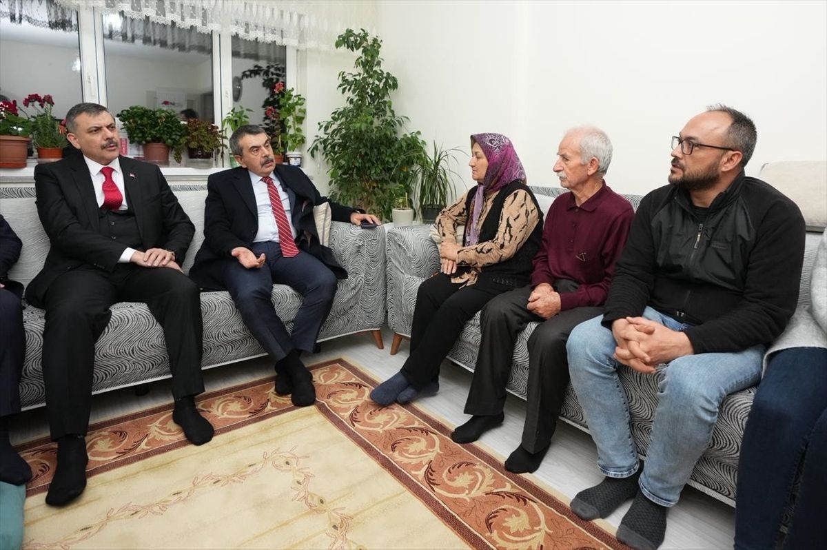 Bakanlar Tekin ve Çiftçi, öldürülen öğretmenin Konya'daki ailesine taziye ziyaretinde bulundu