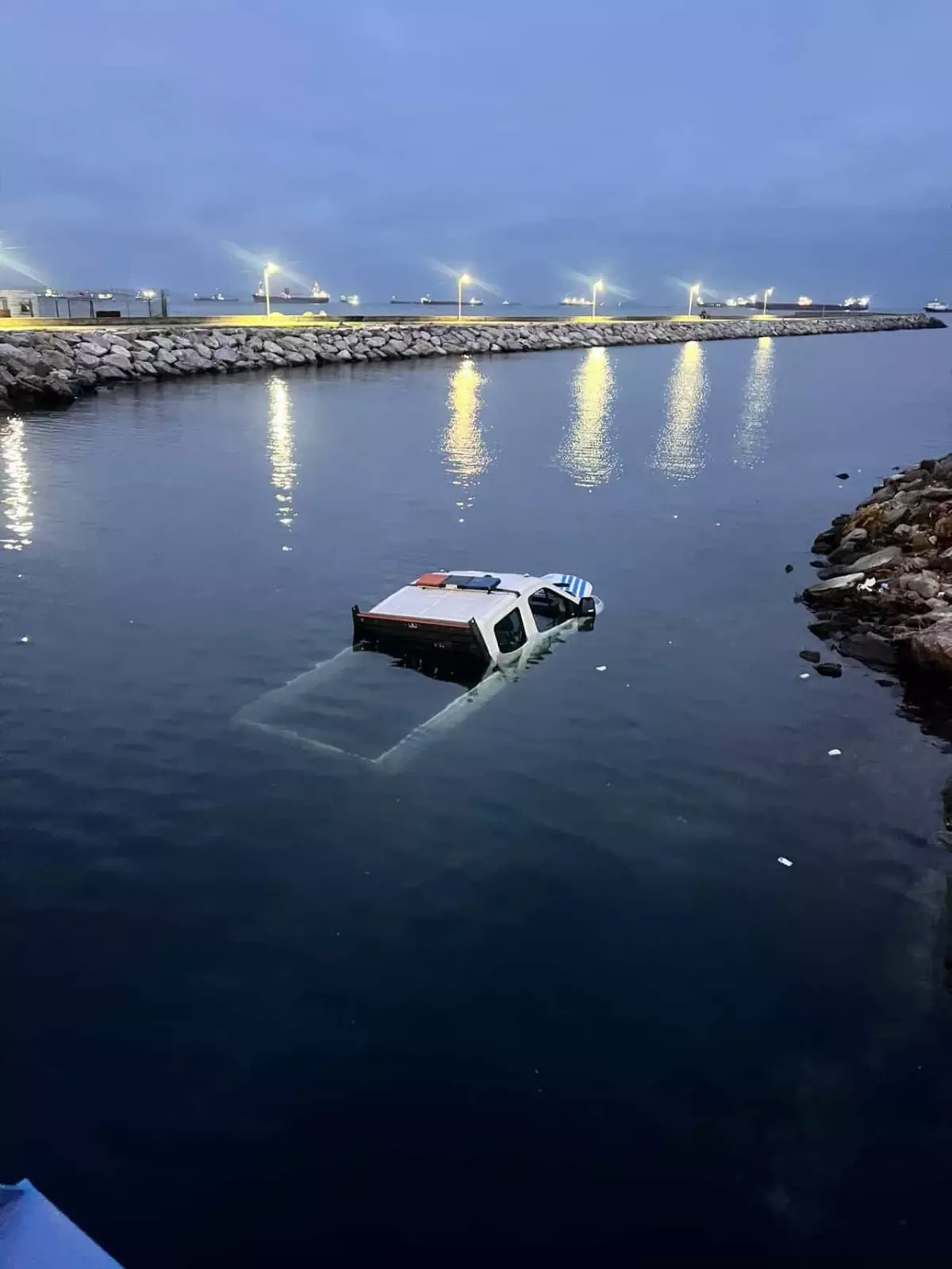 Bakırköy'de zabıta aracı denize düştü / Fotoğraf eklendi