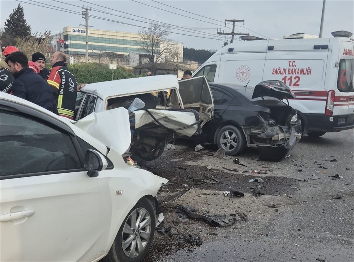 Balıkesir'de 4 otomobilin karıştığı kazada 1 kişi öldü, 1 kişi yaralandı