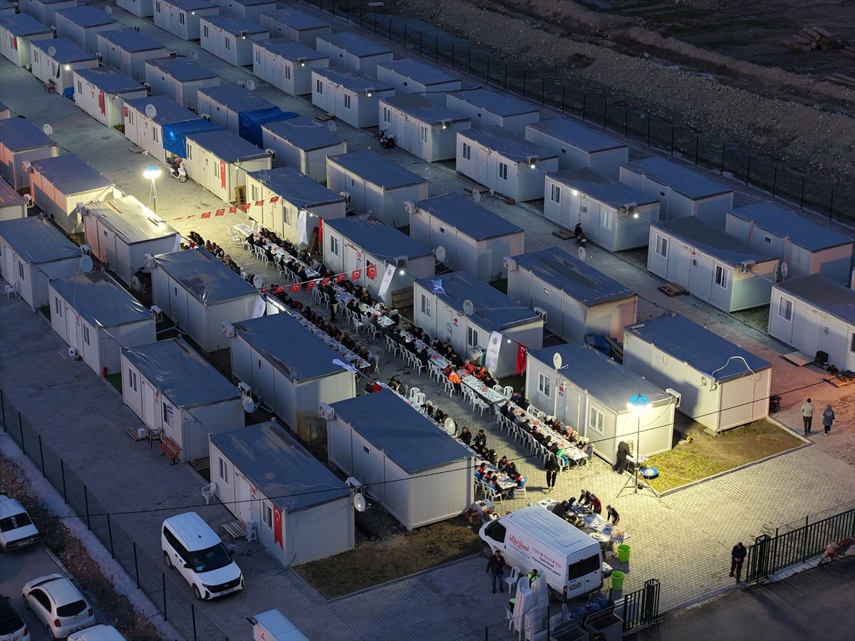 Balıkesir'de depremzedeler için iftar programı düzenlendi