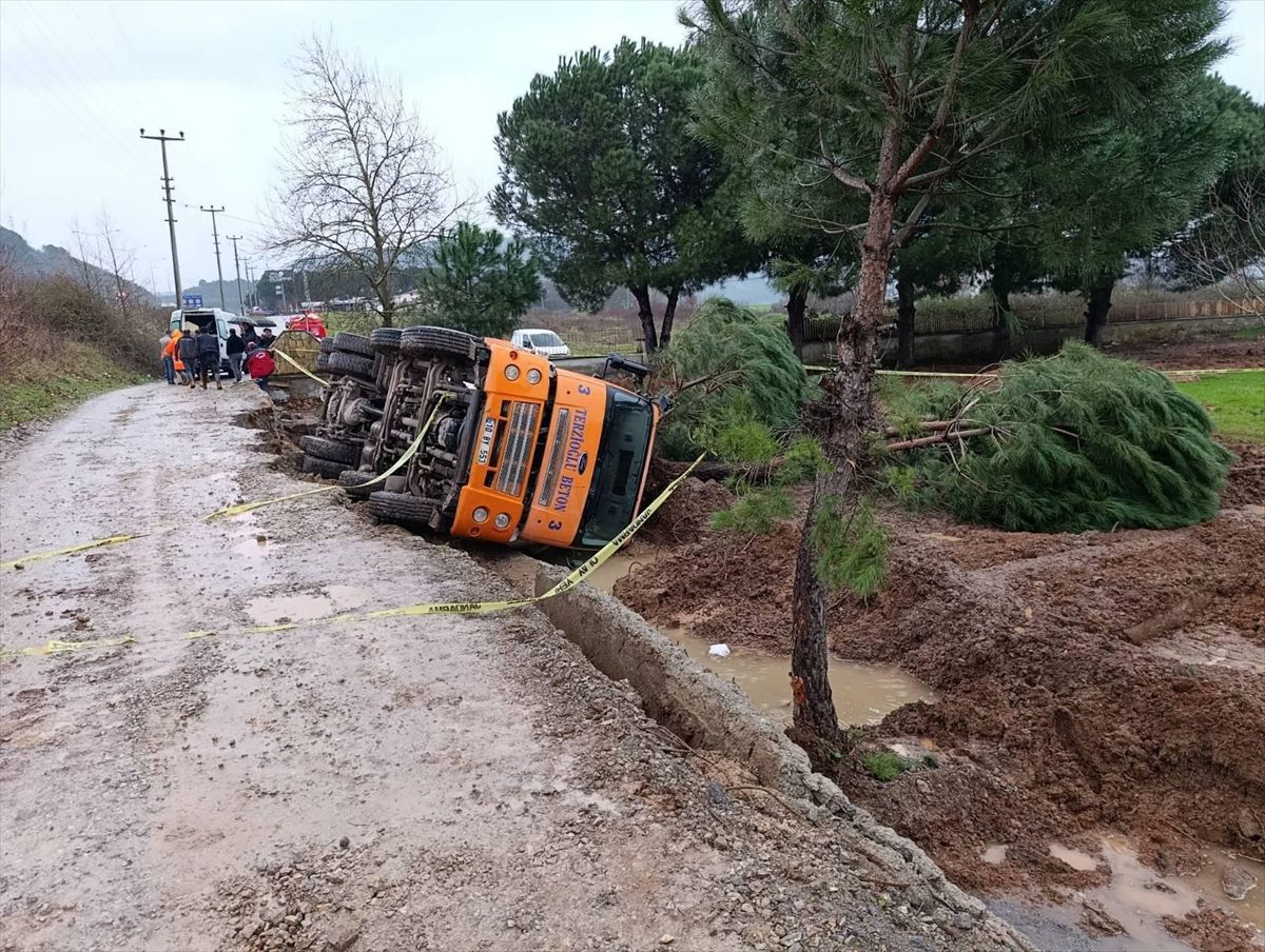 Balıkesir'de devrilen beton mikserinin yıktığı ağaçların altında kalan işçi öldü