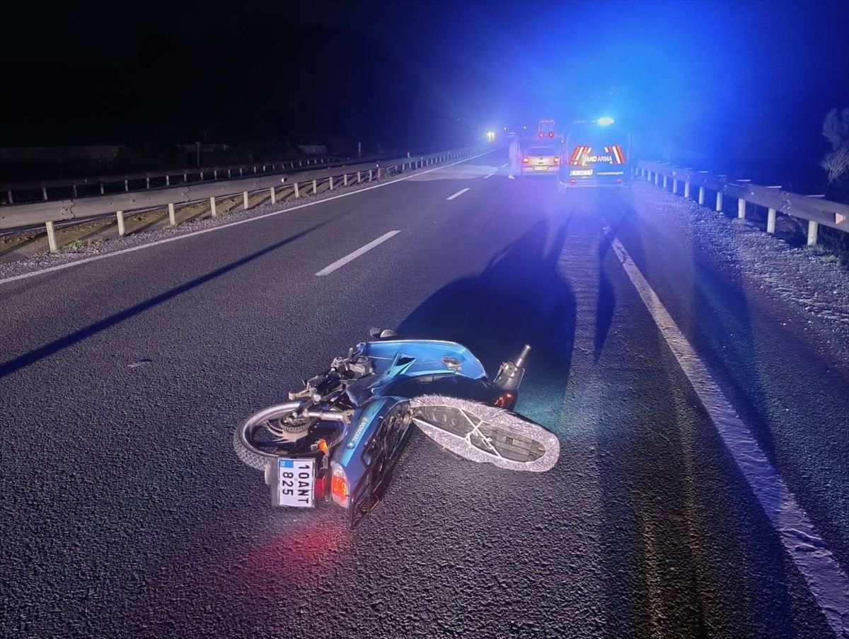 Balıkesir'de devrilen motosikletin sürücüsü öldü