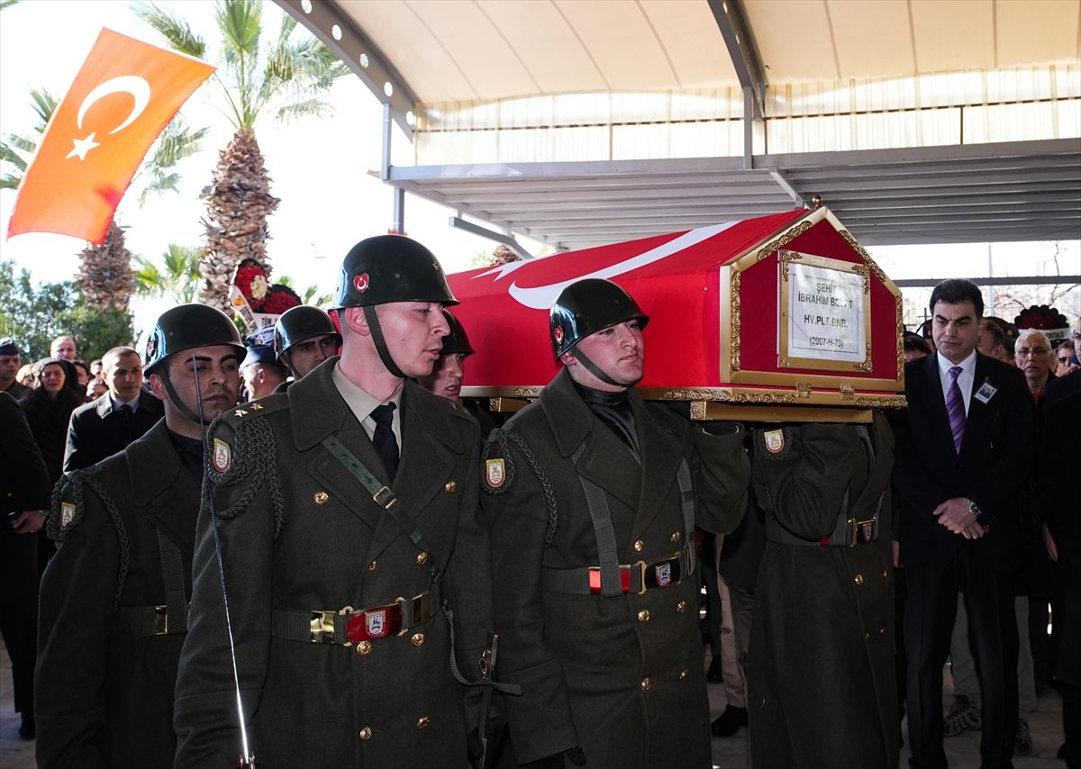 Balıkesir'de F-16 uçağının kaza kırıma uğraması sonucu şehit olan pilot İzmir'de defnedildi