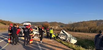 Balıkesir'de hafif ticari araçla otomobilin çarpıştığı kazada 1 kişi öldü, 2 kişi yaralandı