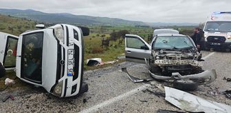 Balıkesir'de hafif ticari araçla otomobilin çarpıştığı kazada 5 kişi yaralandı