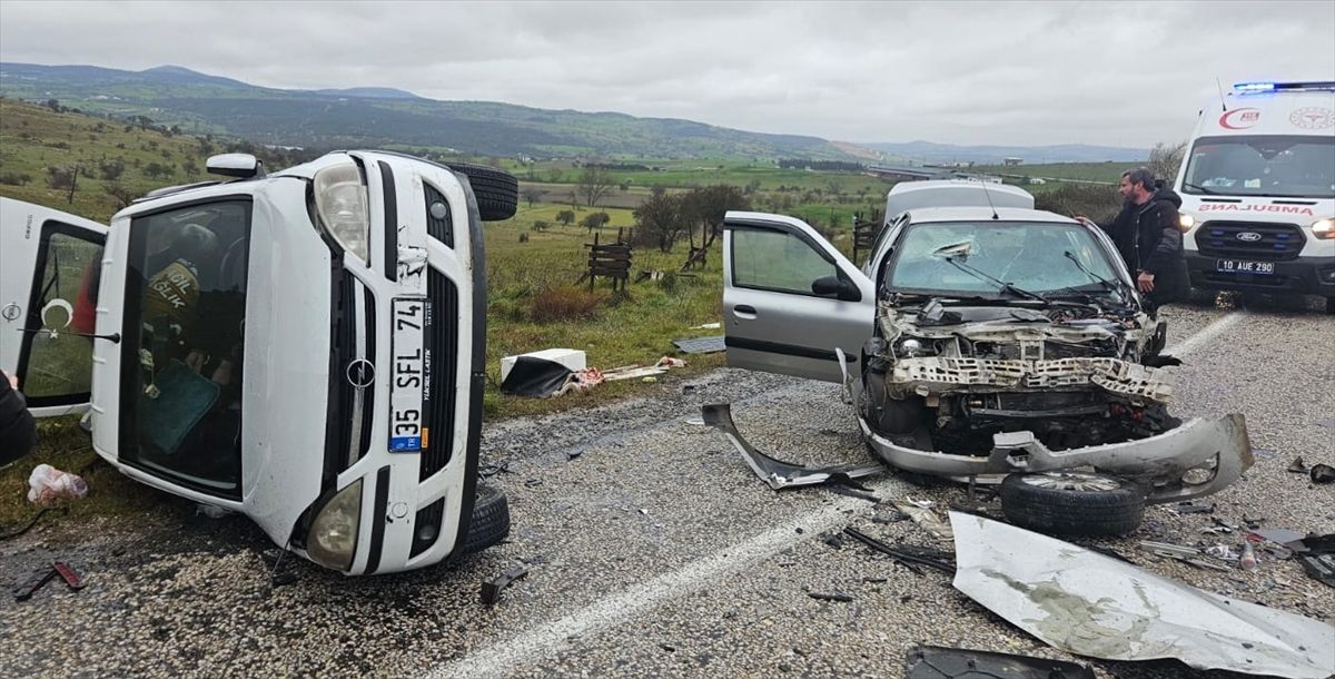 Balıkesir'de hafif ticari araçla otomobilin çarpıştığı kazada 5 kişi yaralandı