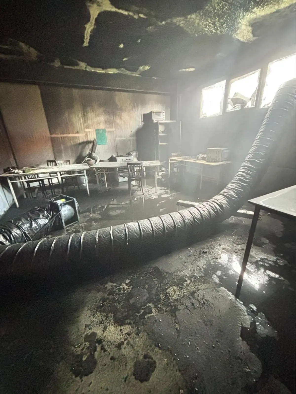 Balıkesir'de iş yerinde çıkan yangın söndürüldü